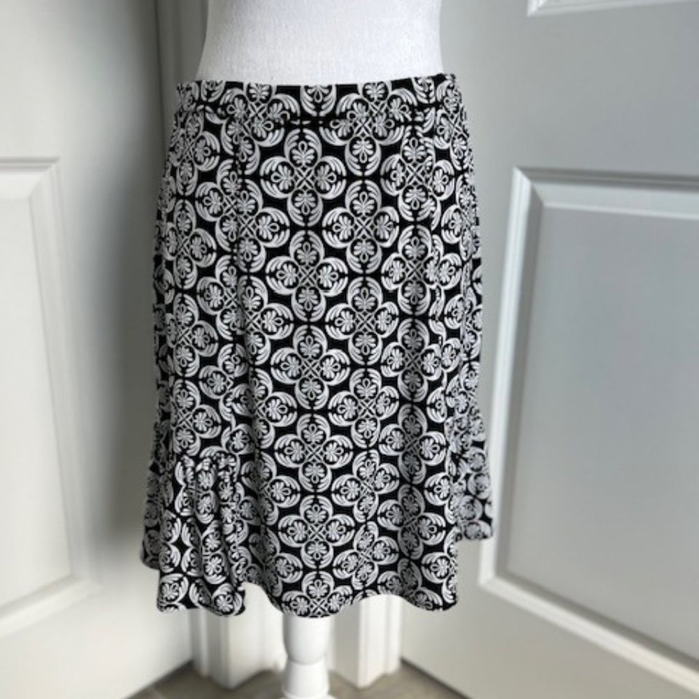WHITE HOUSE BLACK MARKET SKIRT IN BLACK AND WHITE - SIZE MEDIUM
